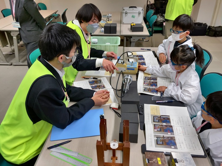計測器を使った計測(エフレイ・サイエンスラボ「放射線をさがせ」)