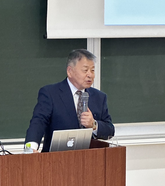 山崎理事長による講演（東日本国際大学F-REIトップセミナー）